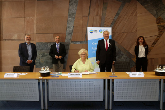 Kreishaus Düren: Dietmar Nietan, MdB Kreis Düren/ SPD, Thomas Rachel, MdB Kreis Düren/ CDU, Bundesministerin Christine Lambrecht, Landrat Wolfgang Spelthahn, Elke Ricken-Melchert, Leiterin Amt für Demografie, Kinder, Jugend, Familie und Senioren (von links nach rechts)