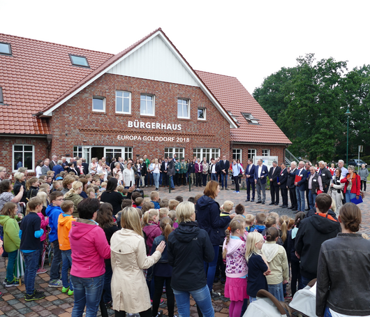 Viele Menschen stehen vor dem Gemeindehaus