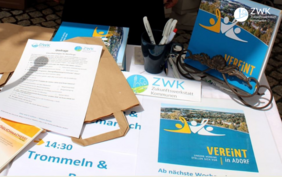 Ein Aktionstisch mit Material der ZWK und von VereinT in Adorf