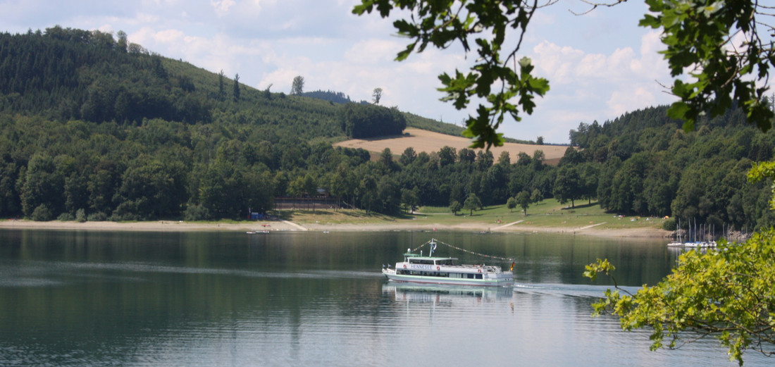 See im Naturpark mit einem Passierboot