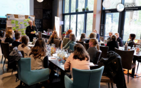 Eine Gruppe Frauen sitzt um einen Tisch und diskutiert.