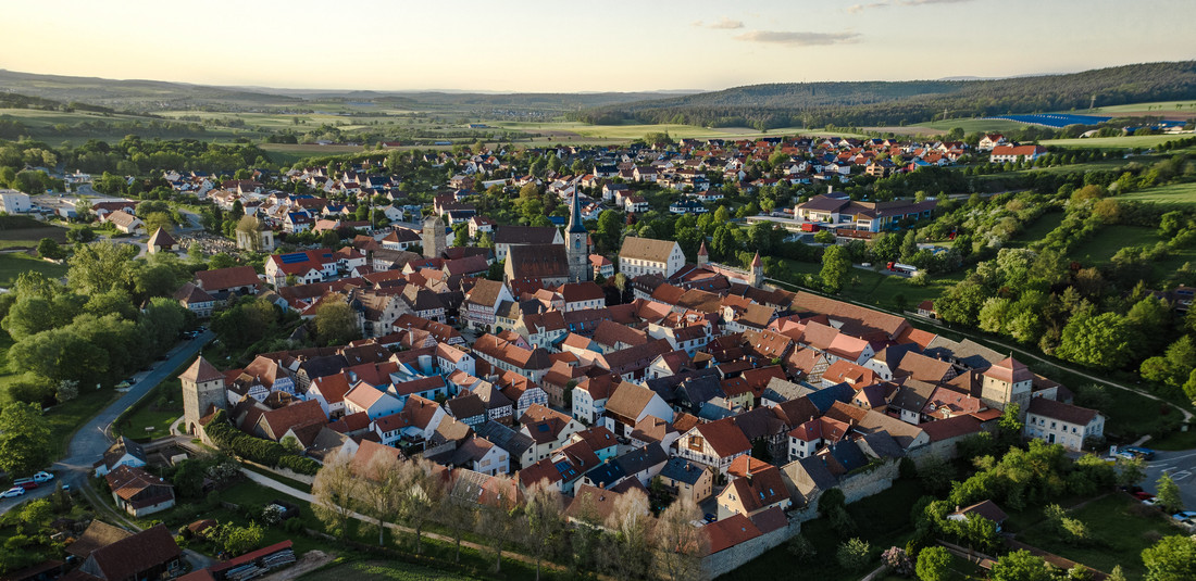 Ein Dorf im Gründen von oben