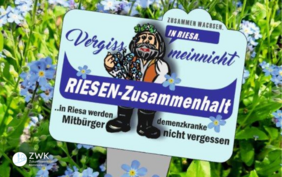 Schilder an den Pflanzflächen in Riesa: Riesa hält zusammen. Hier wird niemand vergessen.