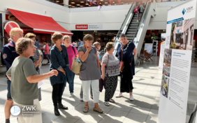 besucherinnen und Besucher der Ausstellung über die Vielfalt gemeinschaftlicher Wohnformen in Riesa