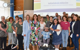Teilnehmende beim "Zukunftsworkshop Inklusion" des Kreises Düren mit Aktivist Raúl Krauthausen