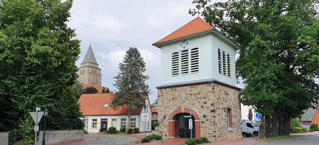 Glockenturm mit rotem Dach