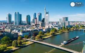 Die Skyline von Frankfurt mit Hochhäusern am Main, bei Sonnenschein.