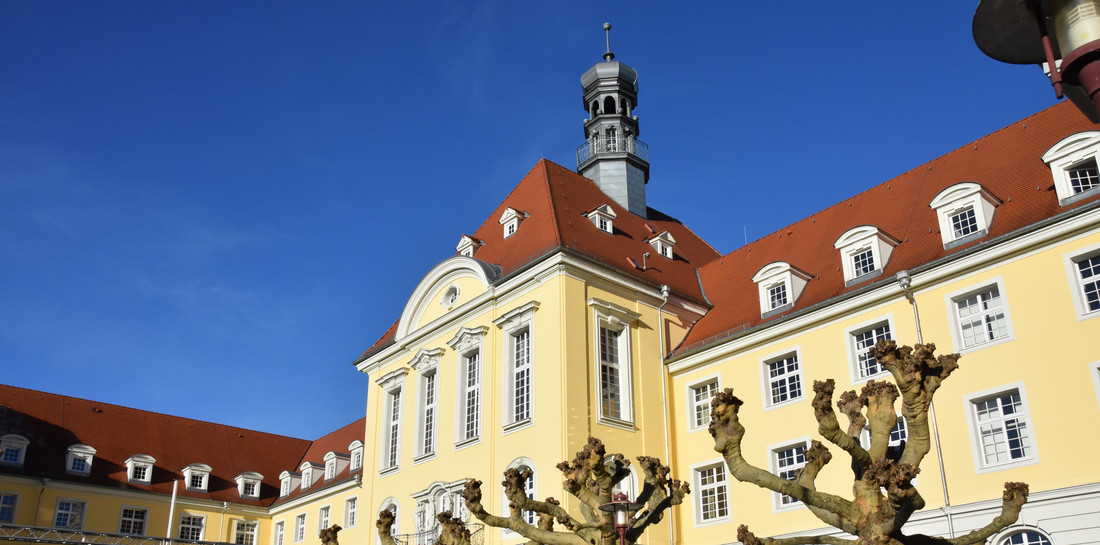 Rathaus Herford - großes gelbes Gebäude mit rotem Dach