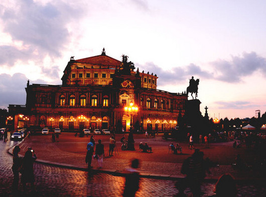 Barockes Opernhaus in der Dämmerung