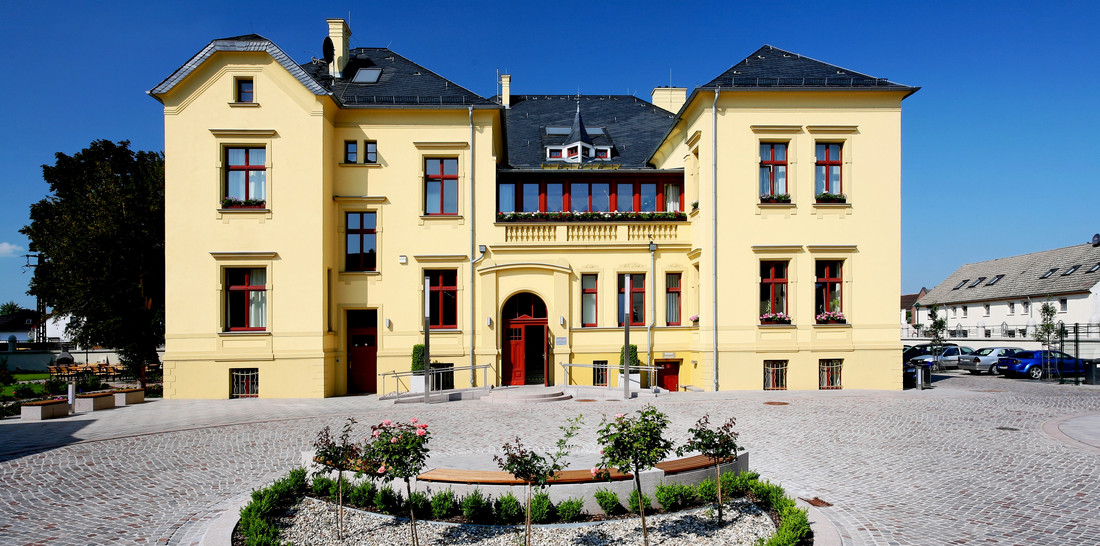 Gelbes Haus mit roten Türen