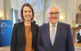 Bundespräsident Frank-Walter Steinmeier und Christiane Knirsch, Projektleiterin der Zukunftswerkstatt Kommunen (ZWK)