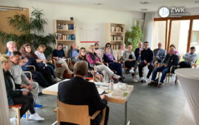 Teilnehmende der Zwischenbilanz in Kornwestheim sitzen im Stuhlkreis