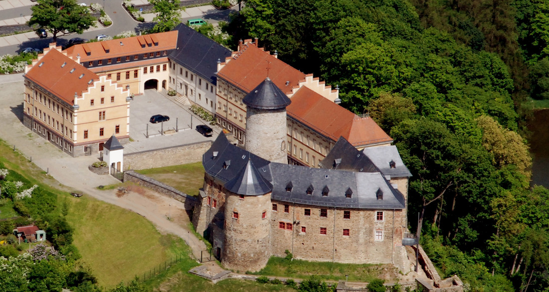 Ein Schloss mit Turm von oben