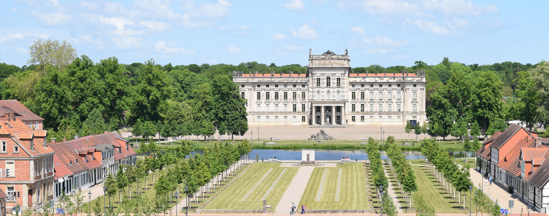 Blick über den Kirchplatz zum Schloss Ludwigslust