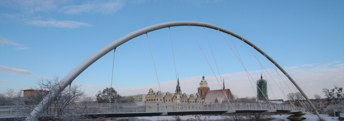 Dessau-Roßlau im Winter: Stadtansicht durch einen Bogen