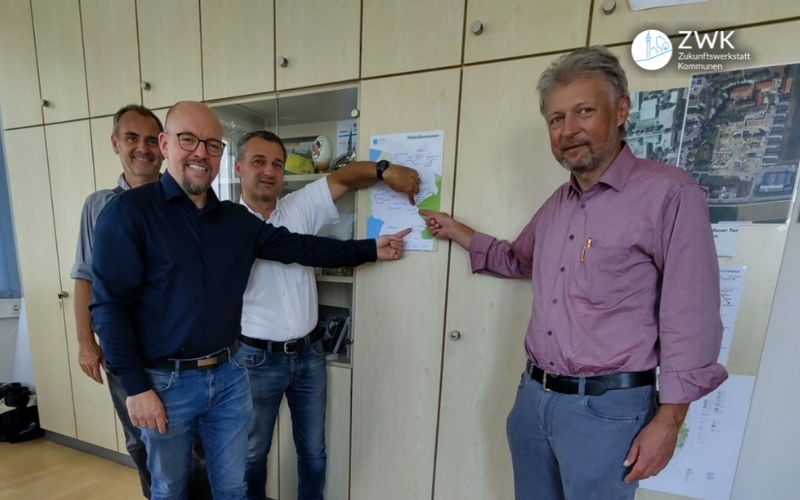 Die Bürgermeister Andreas Horsche, Rico Schmidt und Lothar Müller zusammen mit Prozessbegleiter Dr. Klaus Zeitler vor der ZWK-Projektlandkarte