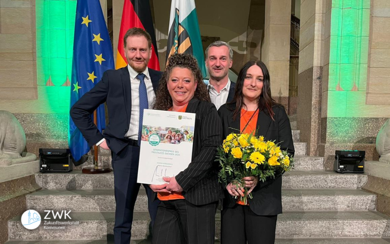 Stephanie Redlich und Nicole Schmidt, Sprecherinnen der „Kürbismädels“ mit Sachsens Ministerpräsident Michael Kretschmer und Bürgermeister Rico Schmidt