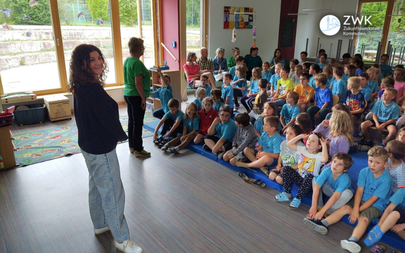 Schulleiterin Gisela Leitsch stellt den Schulkindern die Filmemacherin Eva Gfirtner aus Bierbach vor. 