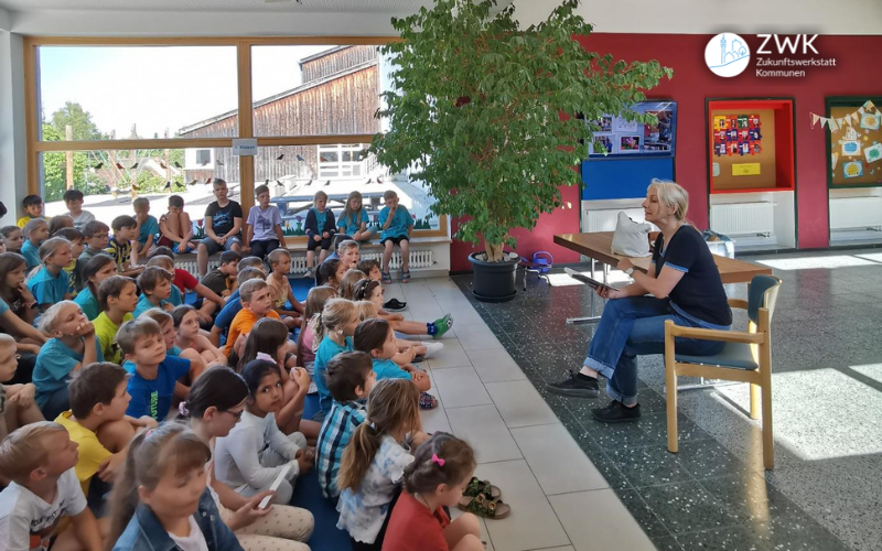 Schülerinnen und Schüler der Grundschule Fraunberg hören der Lesung zu