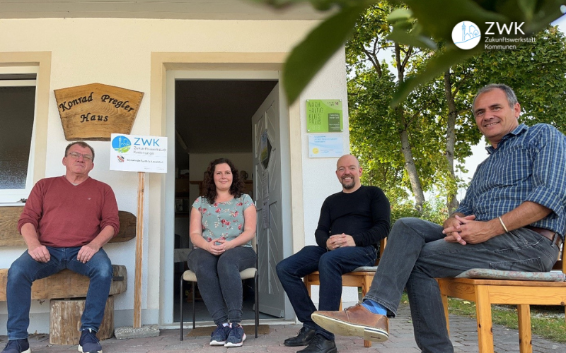 Vereinsvorsitzender Christian Frank, Jugendbeauftragte Anja Sollinger, Bürgermeister Andreas Horsche und ZWK Prozessbegleiter Dr. Klaus Zeitler bei der Nachbesprechung im Konrad-Pregler-Haus des Further Gartenbauvereins