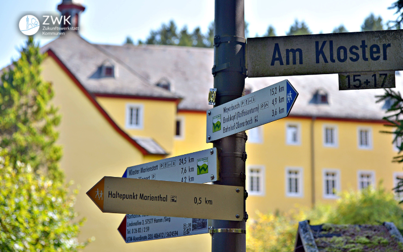 Verschiedene Wegweiser in der Verbandgemeinde Hamm (Sieg). Sie weisen die Richtung zum Kloster, zu Wanderwegen und in die Innenstadt. 