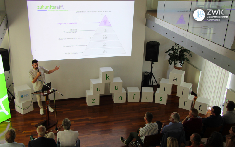 „zukunftsraiff.“-Vorstandsmitglied Timur Sereflioglu stellt das Innovations- und Gründerzentrum Projekt sowie den „zukunftsraiff.“-Verein und seine Ziele vor. Mit dabei: Seine KI-Sprachassistentin Lena.