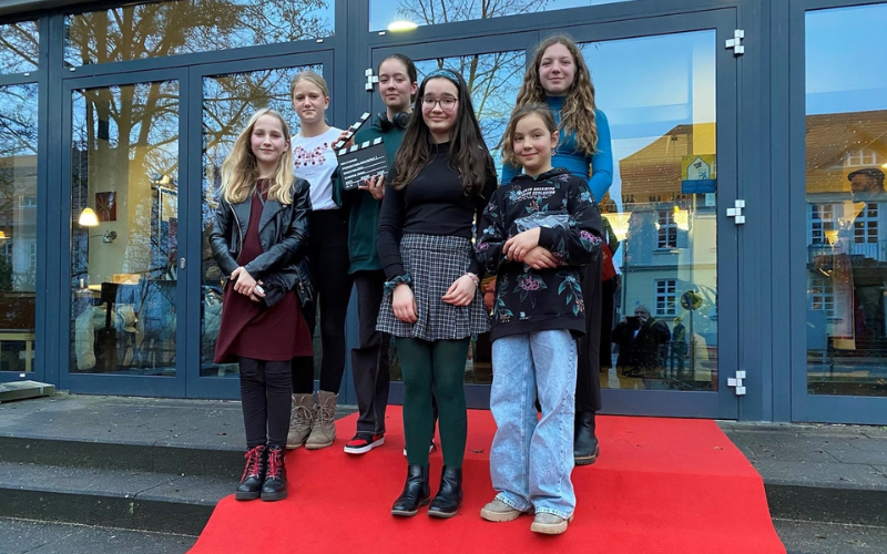 Die Filmemacherinnen Anouk Hammer, Frieda Reibe, Friederike Nick, Ylvi Hammer, Meret Hammer und Anneliese Thiele auf dem roten Teppich vor dem Luna Filmtheater