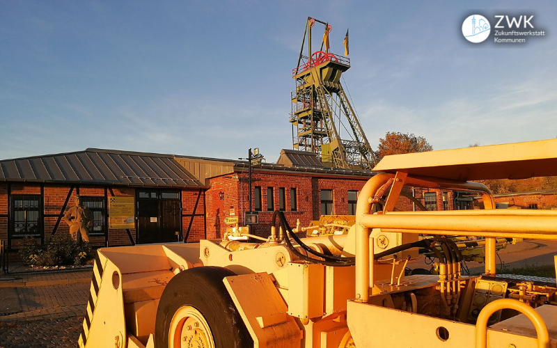 Erlebniszentrums Bergbau Röhrigschacht in Wettelrode im Sonnenuntergang