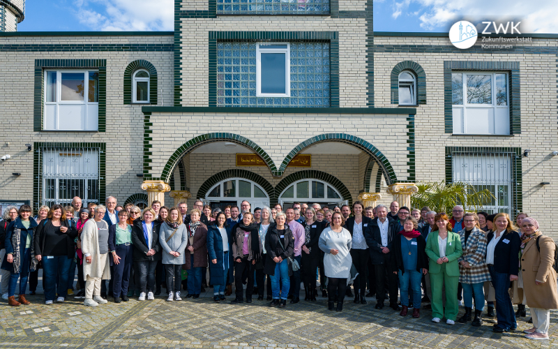 Teilnehmerinnen und Teilnehmer aus den ZWK-Modellkommunen beim Überregionale Werkstattreffen in Frankfurt vor der Abu Bakr Moschee der Islamischen Gemeinde Frankfurt e. V. 