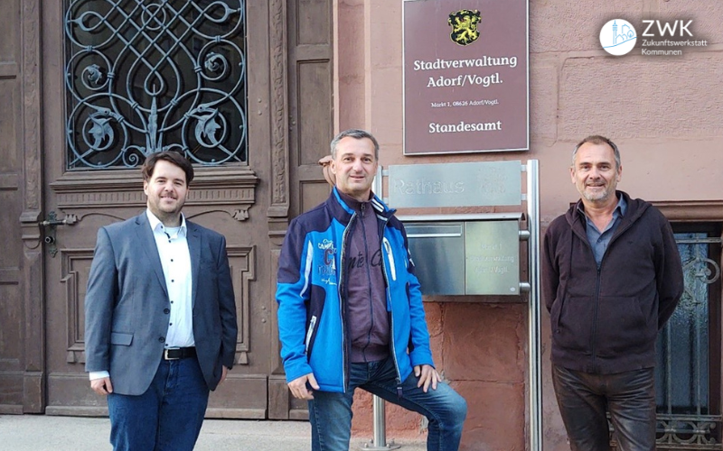 Drei Männer auf der Treppe vor der Stadtverwaltung Adorf/Vogtl.