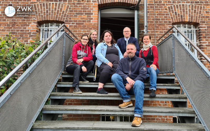 Foto der Aktiven vor der Vierrademühle (v.l.n.r.): Bianka Haisch, Julia Blümlein, Fanny Walter, Christian Jenewsky, Jan Kirchstein, Andrea Hellmann