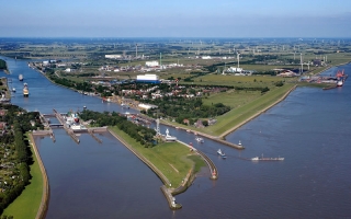 Landschaft von oben mit Schleuse und Booten